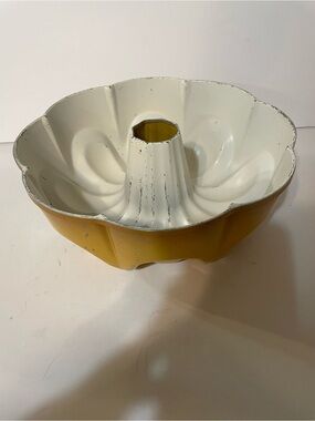 West Bend Shape Cake Pan Yellow Heavy Duty